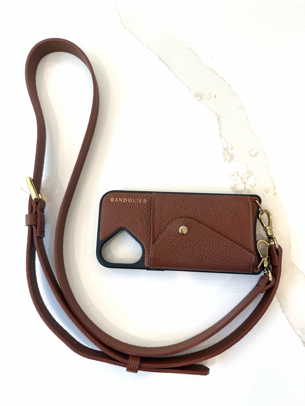 Bandolier Hailey
CROSSBODY iPHONE 16 CASE IN SADDLE BROWN/GOLD